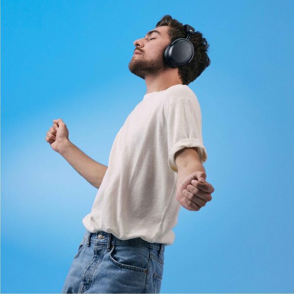 Sennheiser MOMENTUM 4 Casque Sans Fil à Réduction de Bruit, Casque Bluetooth pour Appels d une Clarté Cristalline avec ANC Adaptatif, Casque Over Ear, 60 Heures d Autonomie, Design Pliable, Noir