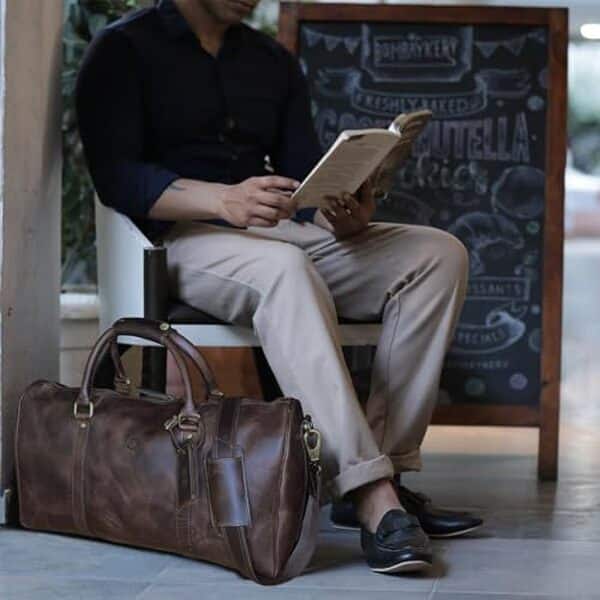 Découvrez notre analyse détaillée du sac de voyage en cuir mûre pour homme, taille L : qualité, design et confort au rendez-vous pour vos escapades en toute élégance.