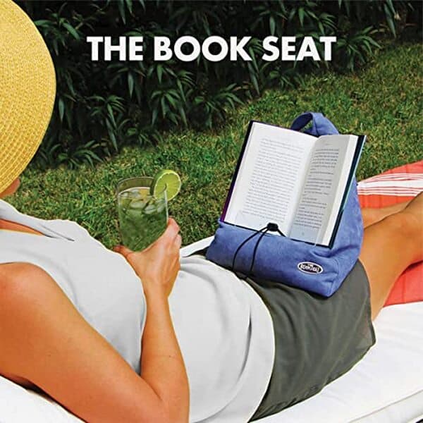 Découvrez notre test complet du Book Seat, l'accessoire de voyage 2 en 1 qui combine un porte-livre et un oreiller. Avis, caractéristiques et prix du porte-livre de voyage gris.