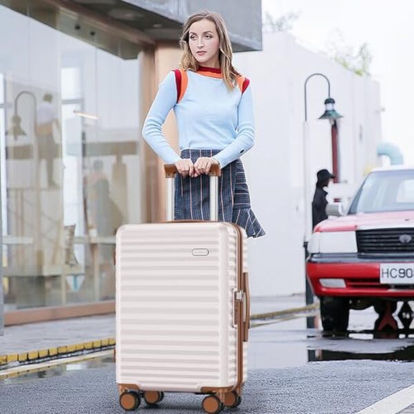 Découvrez notre test détaillé de la valise cabine rigide SHOWKOO. Légère, durable et pratique, cette valise offre le meilleur rapport qualité-prix pour vos voyages. Lire notre avis complet.