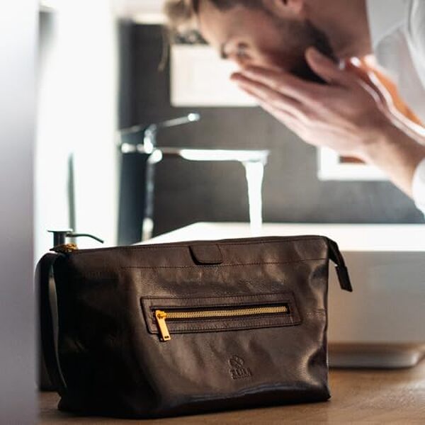 Découvrez notre avis complet sur la trousse de toilette en cuir Time Resistance : design premium, durabilité et praticité pour vos voyages.